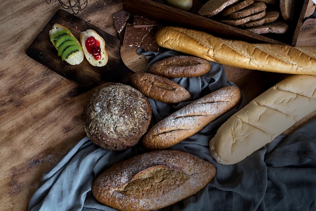 Hohe Winkelansicht verschiedener Lebensmittel auf einem Holztisch