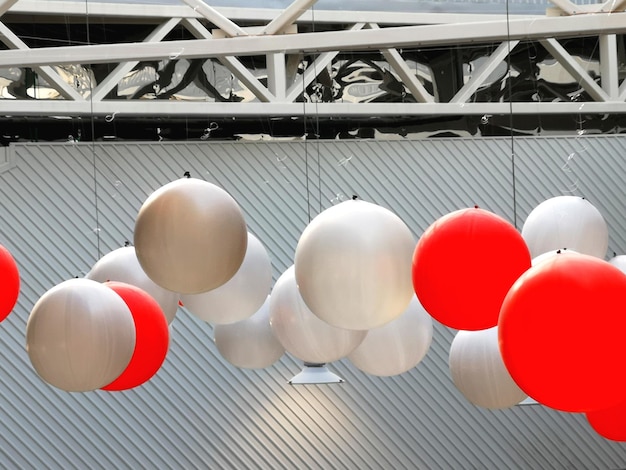 Foto hohe winkelansicht von ballons auf dem tisch