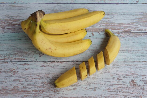 Hohe Winkelansicht von Bananen auf dem Tisch