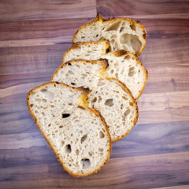 Foto hohe winkelansicht von brot auf dem boden