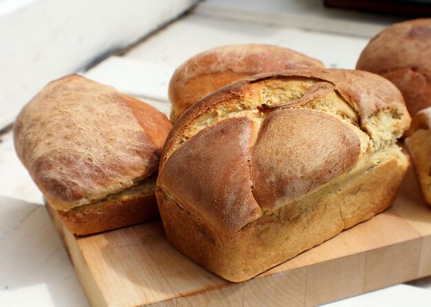 Hohe Winkelansicht von Brot auf dem Schneidbrett