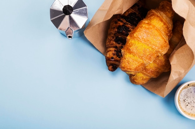 Foto hohe winkelansicht von brot auf dem teller