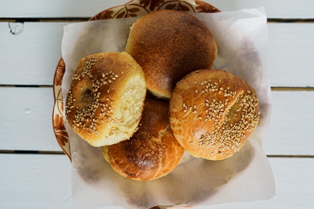 Foto hohe winkelansicht von brot auf dem tisch