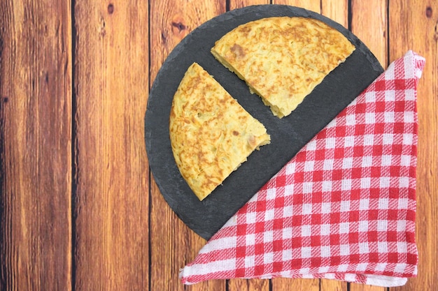 Foto hohe winkelansicht von brot auf einem holztisch