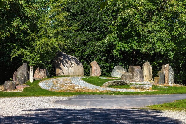 Hohe Winkelansicht von Felsen auf Gras von der Straße gegen Bäume