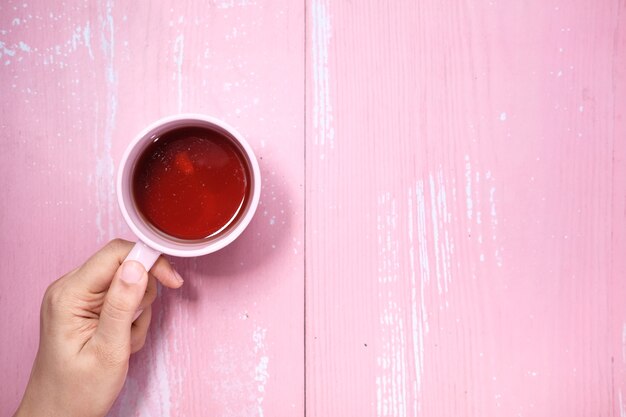 hohe Winkelansicht von Frauen, die Kaffeetasse halten.