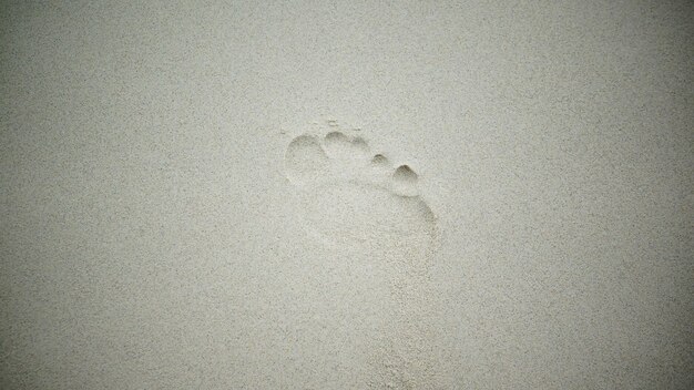 Hohe Winkelansicht von Fußabdrücken im Sand