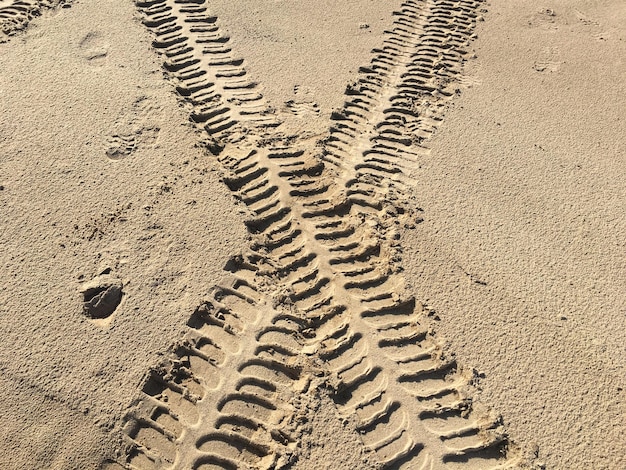 Foto hohe winkelansicht von fußabdrücken im sand