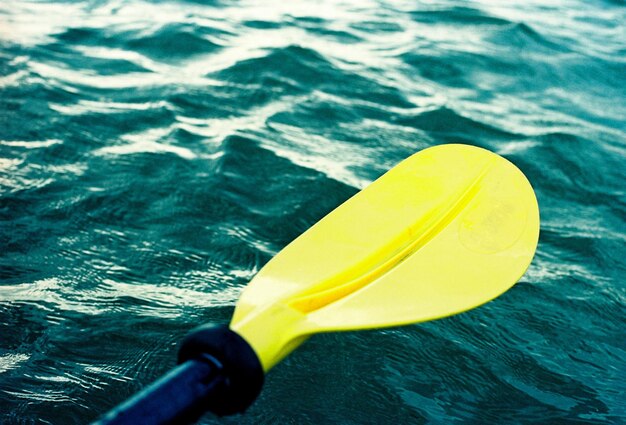 Foto hohe winkelansicht von gelb, das auf dem wasser schwimmt