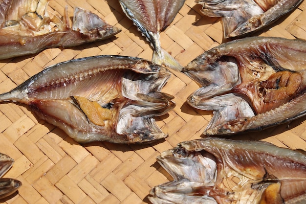Hohe Winkelansicht von getrockneten Fischen auf einer Pflasterplatte