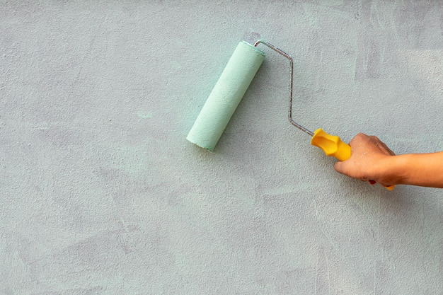 Foto hohe winkelansicht von hand, die papier gegen die wand hält