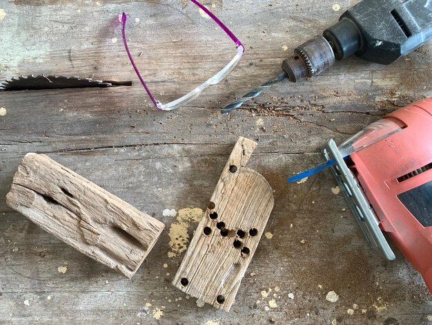 Foto hohe winkelansicht von holz auf dem tisch