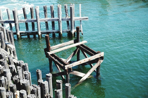 Foto hohe winkelansicht von holzpfosten im fluss