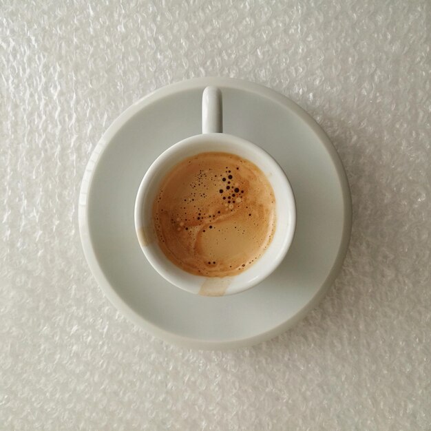 Hohe Winkelansicht von Kaffee, der auf dem Tisch serviert wird