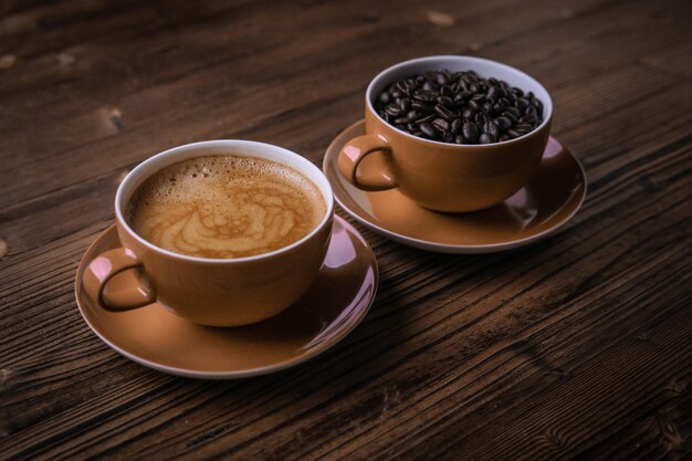 Foto hohe winkelansicht von kaffeebechern auf dem tisch