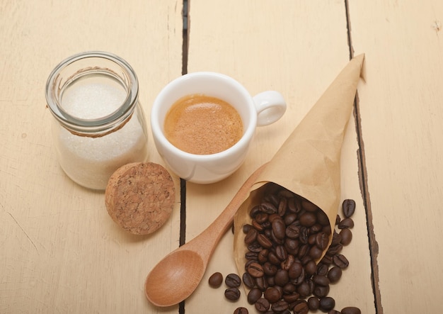Hohe Winkelansicht von Kaffeebohnen auf einem Holztisch