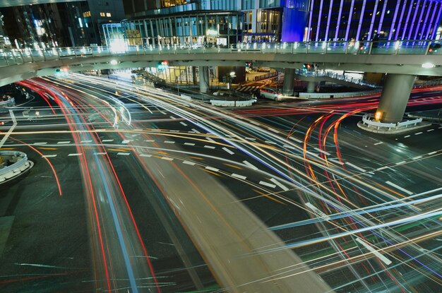 Foto hohe winkelansicht von lichtspuren auf der straße bei nacht