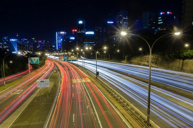Hohe Winkelansicht von Lichtspuren auf der Straße