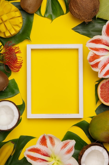 Hohe Winkelansicht von Orangenblumen auf dem Tisch