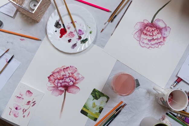 Foto hohe winkelansicht von papier durch pinsel auf dem tisch