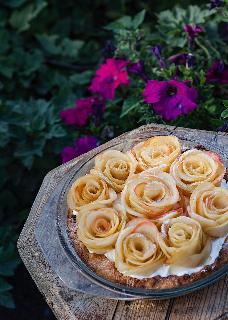 Foto hohe winkelansicht von rosen auf dem tisch