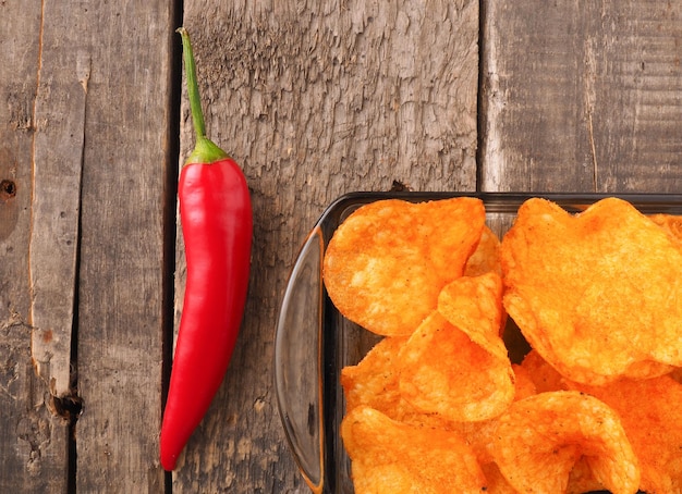 Foto hohe winkelansicht von roten chilischoten auf dem tisch