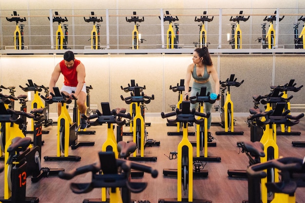 Foto hohe winkelansicht von tischfußball im fitnessstudio