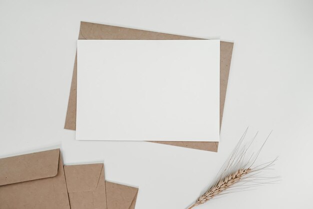 Foto hohe winkelansicht von weißem papier auf dem tisch gegen die wand