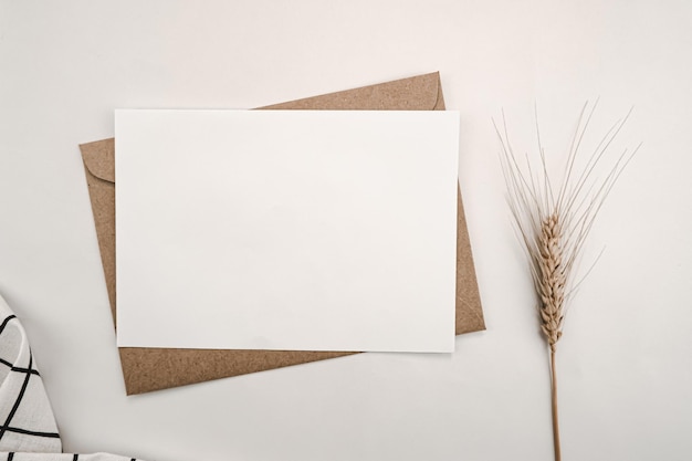 Foto hohe winkelansicht von weißem papier auf dem tisch gegen die wand