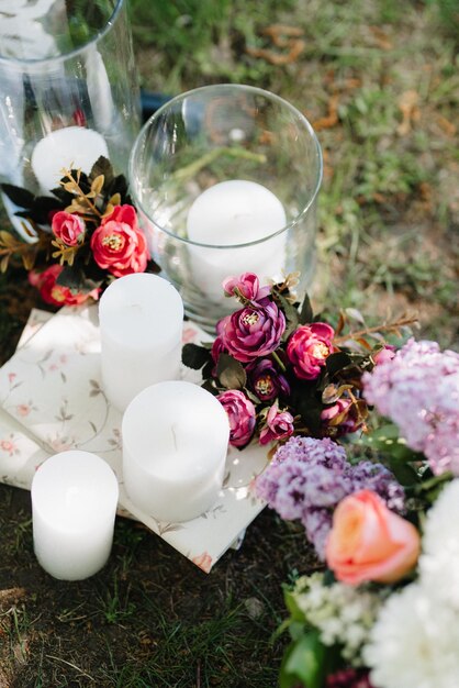 Hohe Winkelansicht von weißen Rosen auf dem Tisch