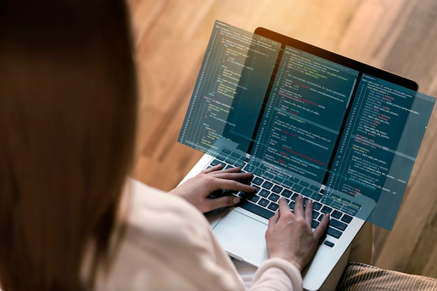 Foto hohe winkelfrau, die an laptop arbeitet