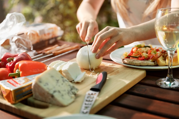 Foto hohe winkelhände, die käse schneiden