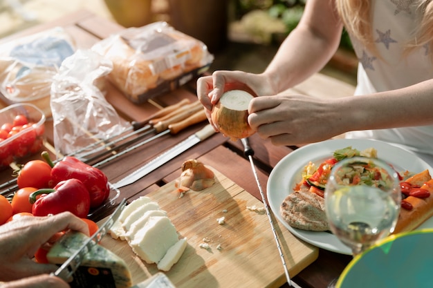 Foto hohe winkelhände, die zwiebel schälen