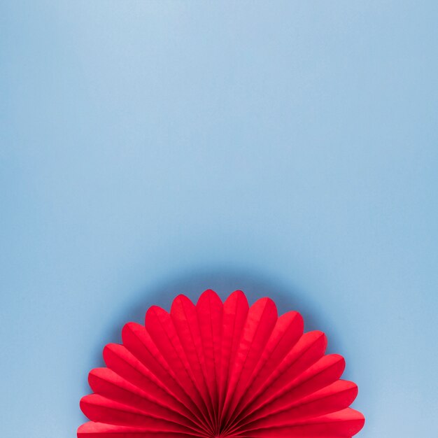 Hohe Winkelsicht der roten schönen Origamiblume auf blauem Hintergrund