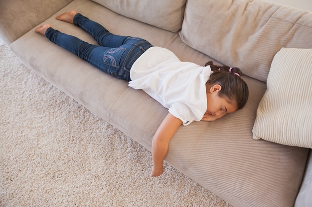 Hohe Winkelsicht eines jungen Mädchens, das auf Sofa schläft