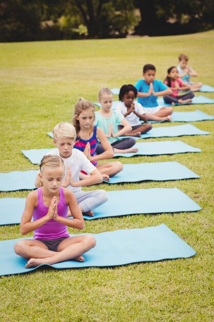 Hohe Winkelsicht von den Kindern, die Yoga tun