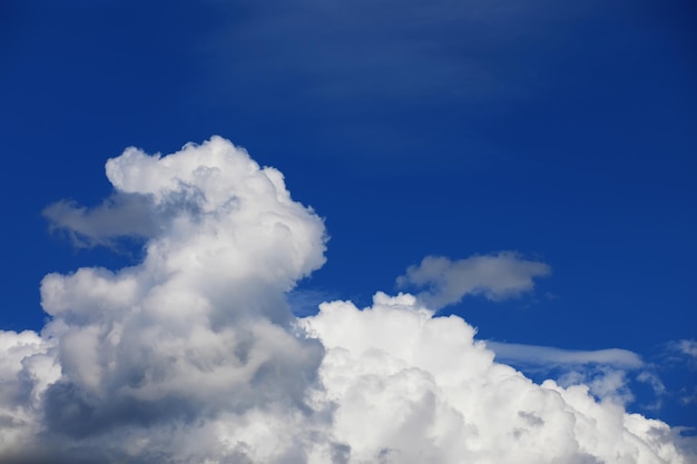 Hohe Wolken am Sommerhimmel. Himmelshintergrund. Meteorologische Beobachtungen des Himmels.