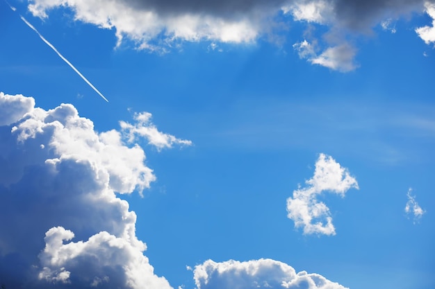 Hohe Wolken am Sommerhimmel Himmelshintergrund Meteorologische Beobachtungen des Himmels