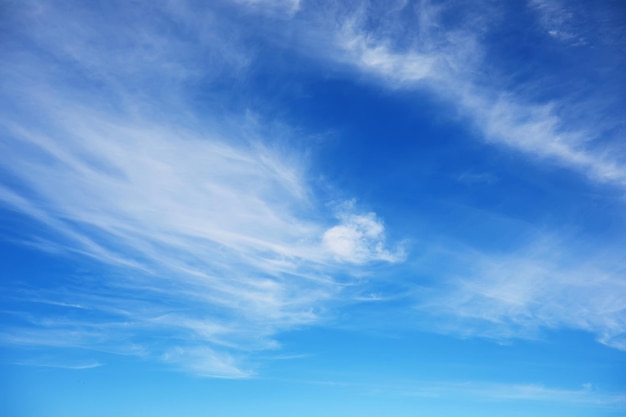 Hohe Wolken am Sommerhimmel Himmelshintergrund Meteorologische Beobachtungen des Himmels