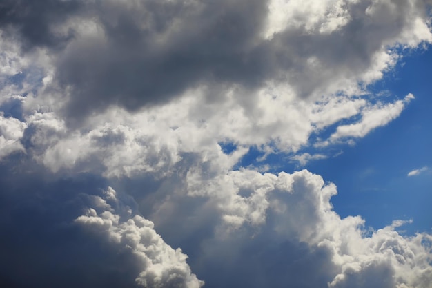 Hohe Wolken am Sommerhimmel Himmelshintergrund Meteorologische Beobachtungen des Himmels