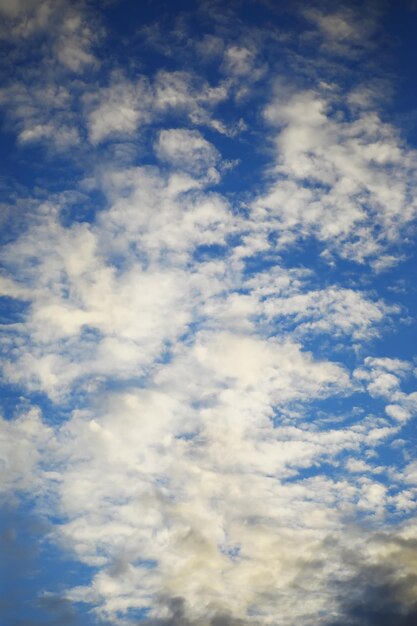 Hohe Wolken am Sommerhimmel Himmelshintergrund Meteorologische Beobachtungen des Himmels