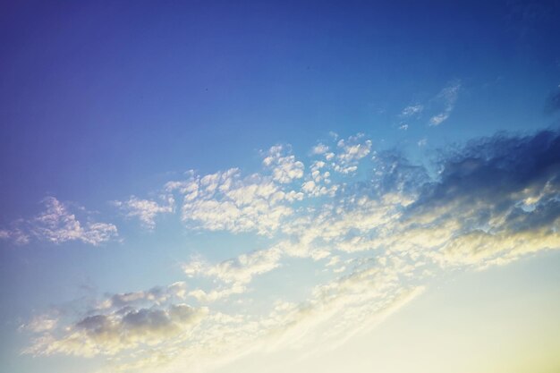 Hohe wolken am sommerhimmel himmelshintergrund meteorologische beobachtungen des himmels