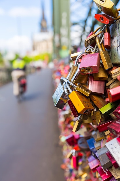 Hohenzollernbrücke mit Liebesschlössern in Köln