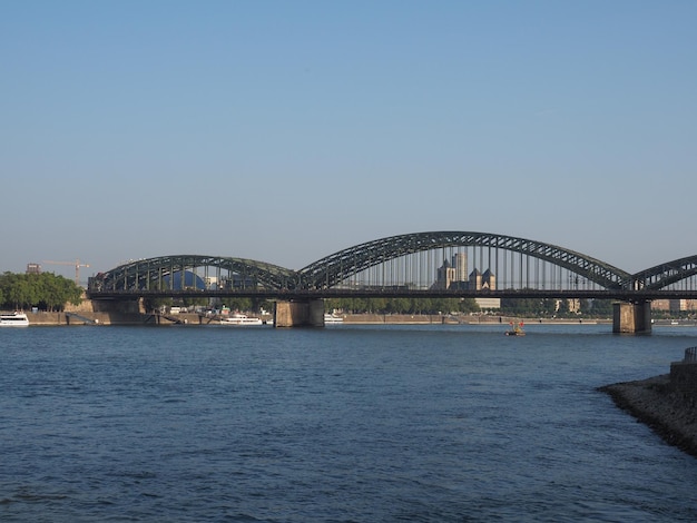 Hohenzollernbruecke (Puente Hohenzollern) sobre el río Rin en Ko