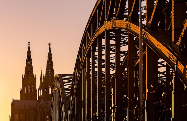 Hohenzollernbrücke und Domspitzen bei Sonnenuntergang