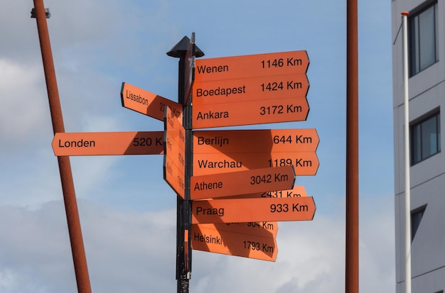 Hoher Abschnitt von Straßenschildern gegen den Himmel