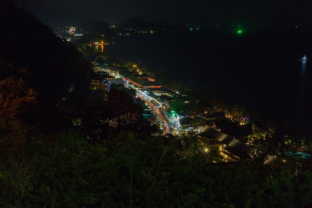 Hoher Aussichtspunkt in der Nacht, um das Licht von Koh Chang zu sehen.