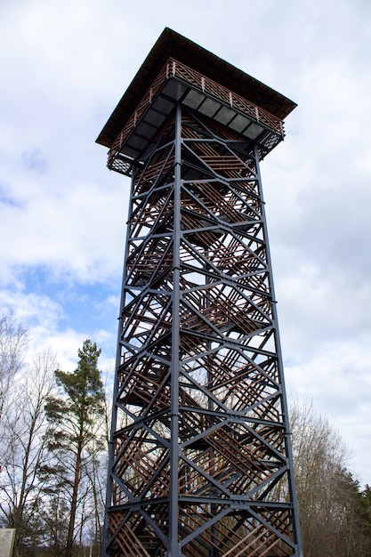 Foto hoher aussichtsturm aus metall in lettland, baltikum.