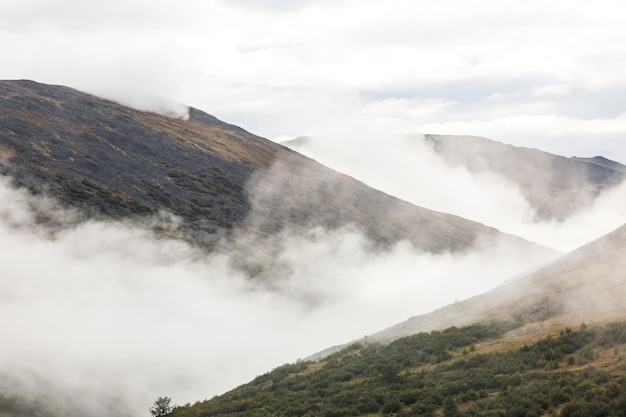 Hoher Berg in Nebel und Wolken