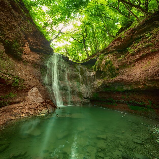 Hoher Bergwasserfall